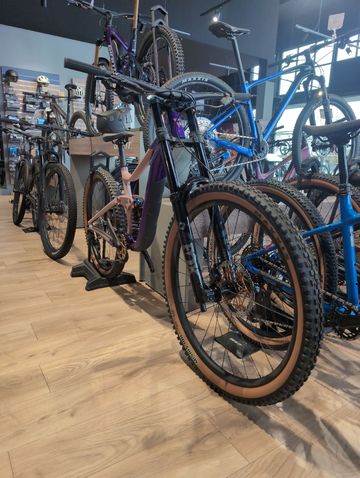Used Giant Reign Shimano Deore 2023 Mountainbike, Purple — image 5 of 5
