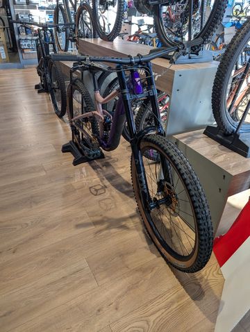 Used Giant Reign Shimano Deore 2023 Mountainbike, Purple — image 2 of 5