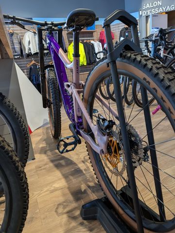 Used Giant Reign Shimano Deore 2023 Mountainbike, Purple — image 4 of 5