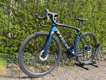 Used Trek Émonda SL 7 2022 2022 Road & Gravel, Blue — image 2 of 10