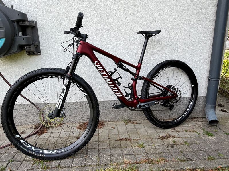 Used Specialized Epic 8 Expert 2025 2025 Mountainbike, Red, 29 — image 2 of 4
