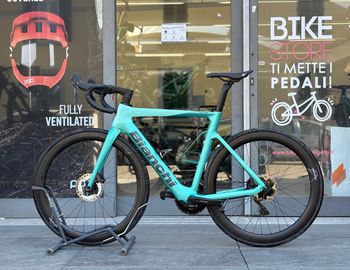 Used Bianchi e-Oltre 105 2025 2025 Road & Gravel — image 2 of 5