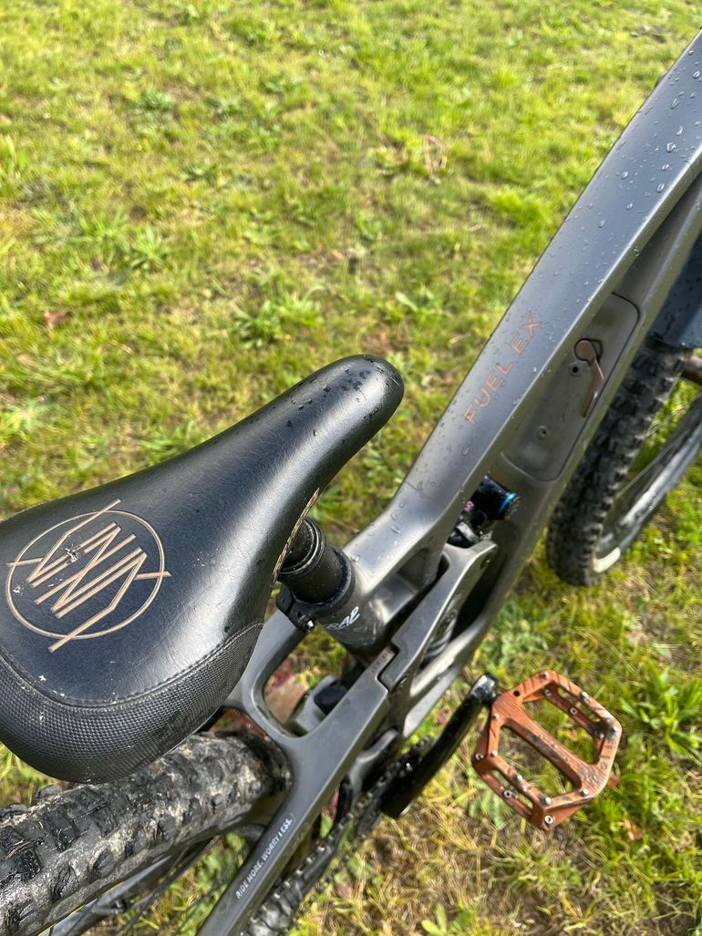 Used Trek Fuel EX 9.8 XT Gen 6 2024 2024 Mountainbike, Light Gray, 29 — image 14 of 15