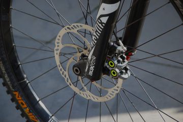 Santa Cruz V10 Shimano Deore XT 2018 Mountainbike d'occasion — image 7 sur 15