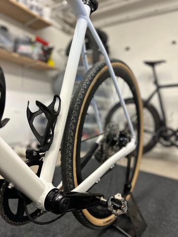 Used Orbea Terra SRAM Rival 2024 Road & Gravel, White — image 4 of 19
