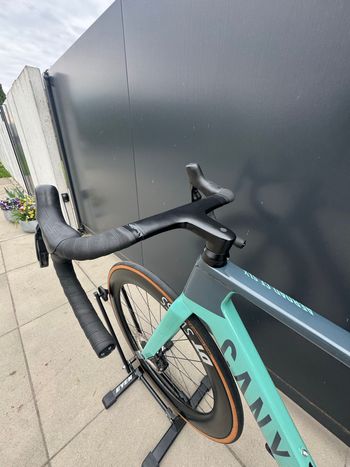 Used Canyon Aeroad CF SLX 8 Di2 2023 2023 Road & Gravel, Green — image 15 of 16
