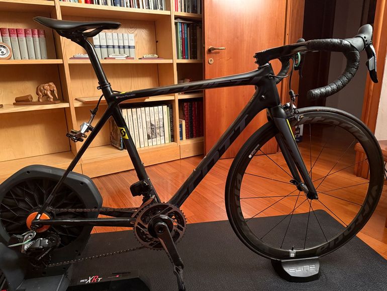 Used Scott Addict SRAM Red eTap 2017 Road & Gravel, Black — image 1 of 3