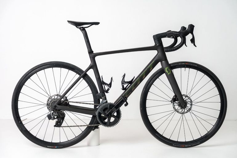 Used Scott addict rc30 Scott Addict RC30 2024 Road & Gravel, Black — image 2 of 3