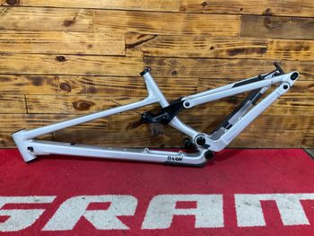 Used RAAW Madonna V2.2 Frame Kit 2023 Frameset 2023 Mountainbike, Light Gray, 29, 27.5 — image 2 of 7