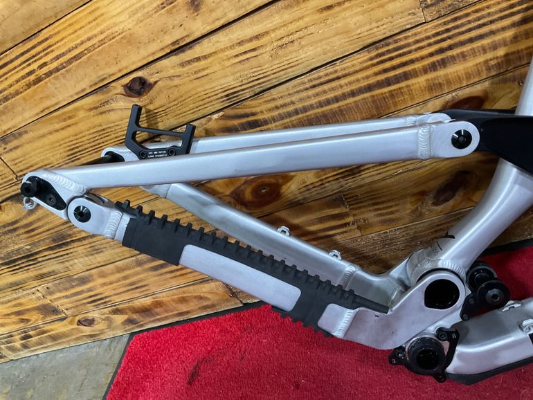 Used RAAW Madonna V2.2 Frame Kit 2023 Frameset 2023 Mountainbike, Light Gray, 29, 27.5 — image 6 of 7
