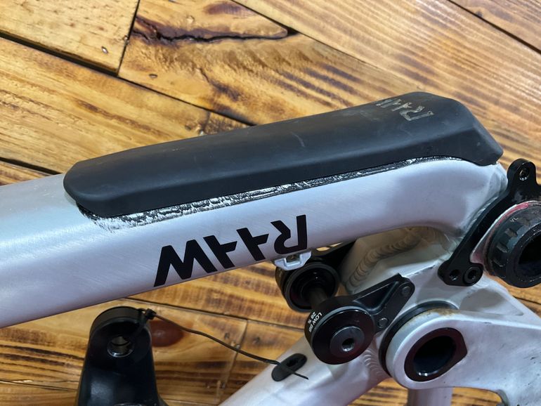 Used RAAW Madonna V2.2 Frame Kit 2023 Frameset 2023 Mountainbike, Light Gray, 29, 27.5 — image 5 of 7