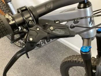 Used Pivot Pivot Trail 429 2023 Mountainbike, Light Gray — image 7 of 11