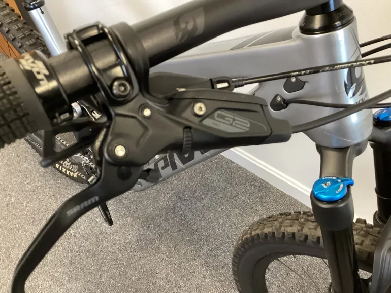 Used Pivot Pivot Trail 429 2023 Mountainbike, Light Gray — image 7 of 11