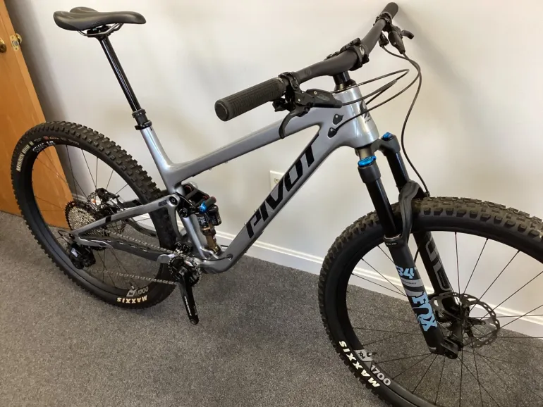 Used Pivot Pivot Trail 429 2023 Mountainbike, Light Gray — image 4 of 11