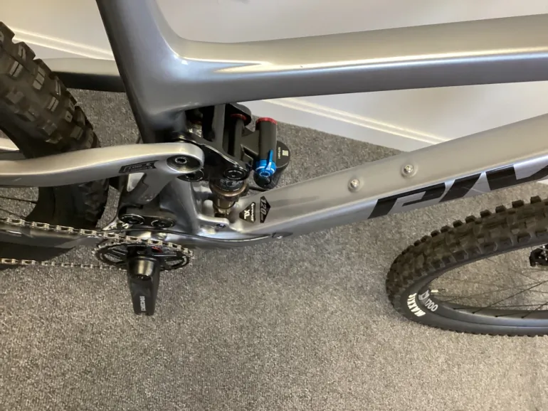 Used Pivot Pivot Trail 429 2023 Mountainbike, Light Gray — image 11 of 11