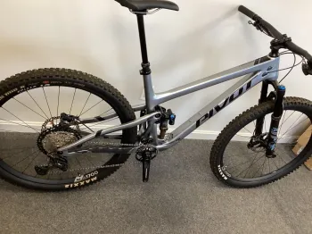 Used Pivot Pivot Trail 429 2023 Mountainbike, Light Gray — image 3 of 11