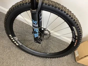 Used Pivot Pivot Trail 429 2023 Mountainbike, Light Gray — image 8 of 11