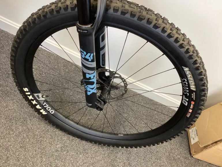 Used Pivot Pivot Trail 429 2023 Mountainbike, Light Gray — image 8 of 11