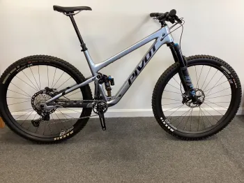 Used Pivot Pivot Trail 429 2023 Mountainbike, Light Gray — image 2 of 11