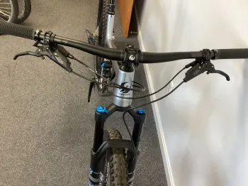 Used Pivot Pivot Trail 429 2023 Mountainbike, Light Gray — image 6 of 11
