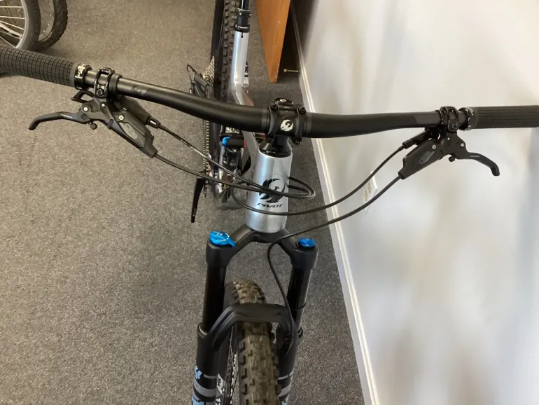 Used Pivot Pivot Trail 429 2023 Mountainbike, Light Gray — image 6 of 11