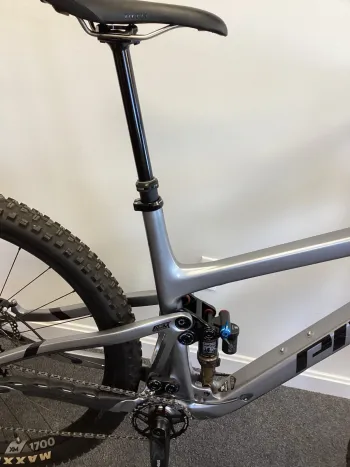 Used Pivot Pivot Trail 429 2023 Mountainbike, Light Gray — image 9 of 11