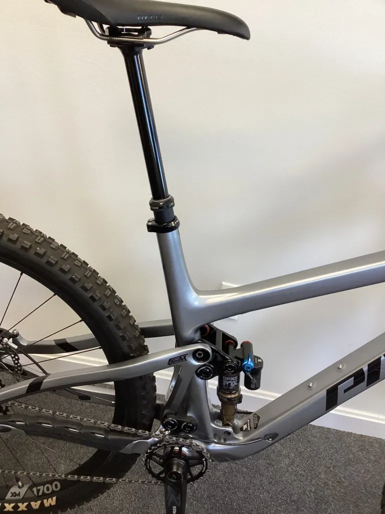 Used Pivot Pivot Trail 429 2023 Mountainbike, Light Gray — image 9 of 11