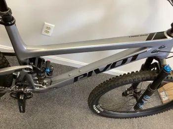Used Pivot Pivot Trail 429 2023 Mountainbike, Light Gray — image 5 of 11