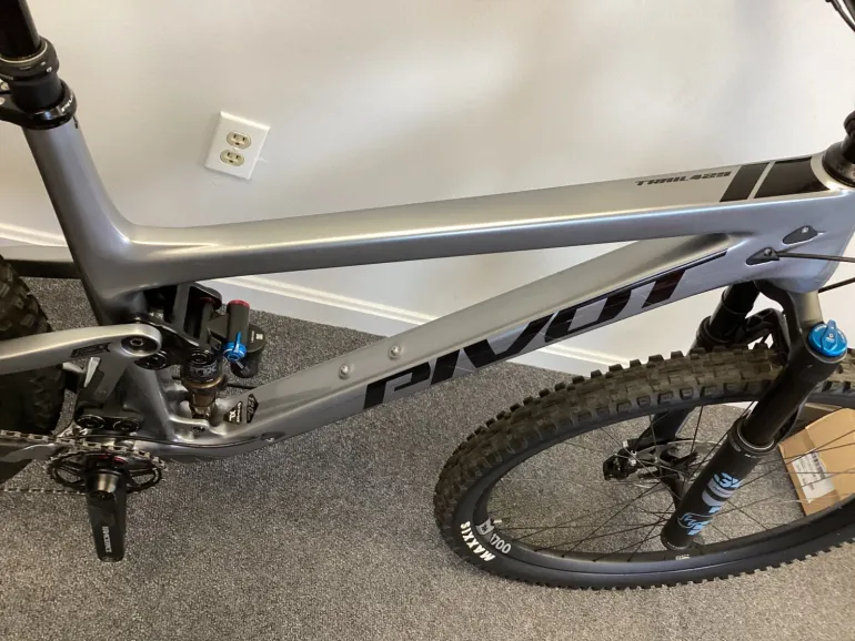 Used Pivot Pivot Trail 429 2023 Mountainbike, Light Gray — image 5 of 11