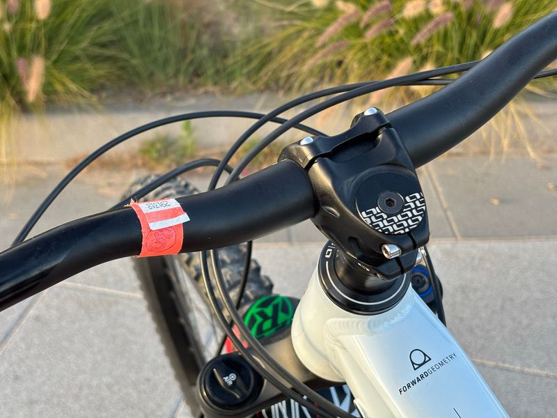 Used Mondraker RAZE 2023 2023 Mountainbike, Black, 29 — image 8 of 21
