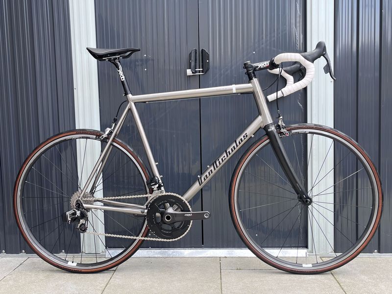 Tweedehands Van Nicholas 2022 Van Nicholas Boreas XL Titanium – SRAM Red ETap 2022 Road & Gravel