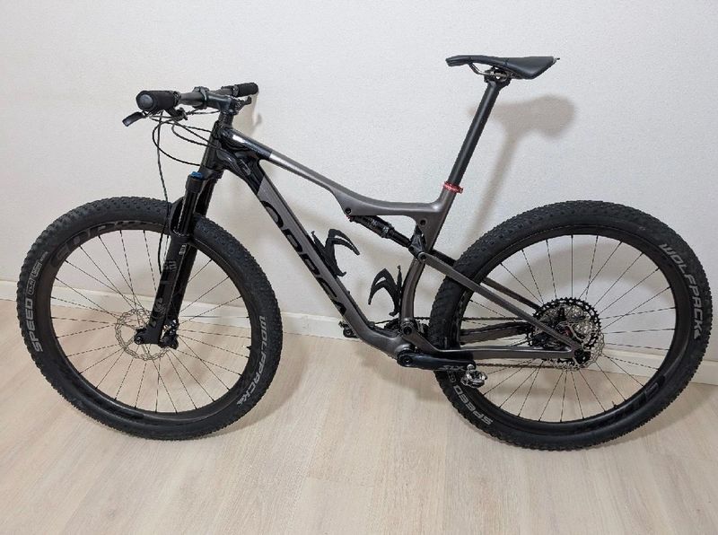 Orbea OIZ M30 2022 2022 Mountainbike usato, Grigio chiaro — immagine 2 di 4