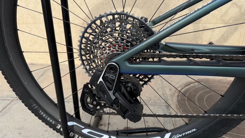 Used Specialized Epic 8 Pro 2025 2025 Mountainbike, Blue, 29 — image 16 of 38