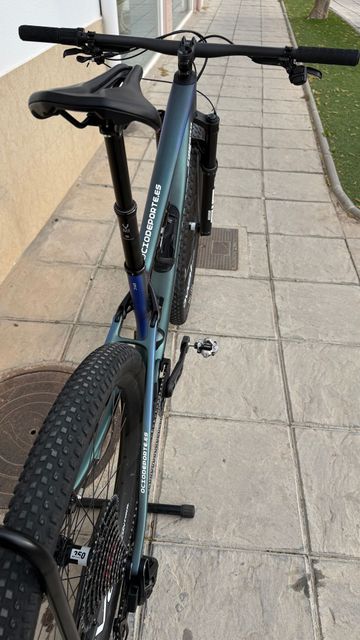 Used Specialized Epic 8 Pro 2025 2025 Mountainbike, Blue, 29 — image 36 of 38