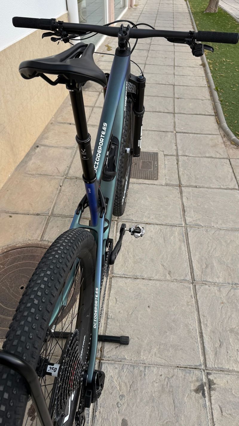 Used Specialized Epic 8 Pro 2025 2025 Mountainbike, Blue, 29 — image 36 of 38