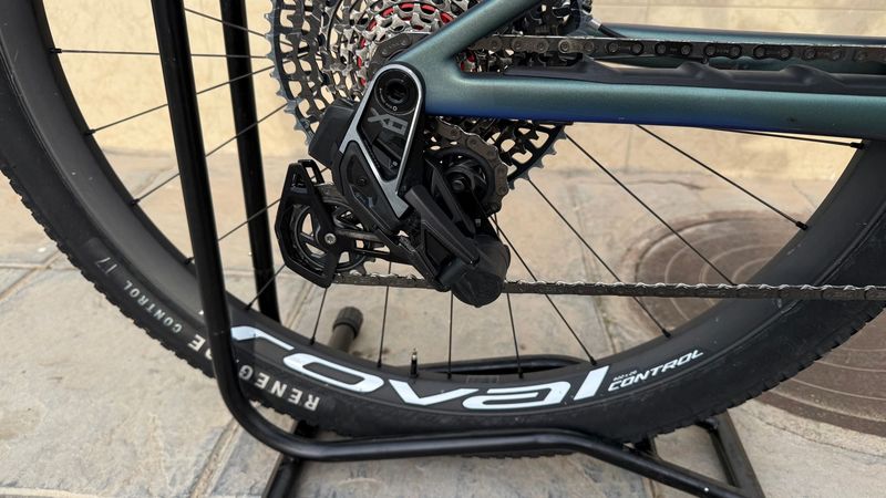 Used Specialized Epic 8 Pro 2025 2025 Mountainbike, Blue, 29 — image 15 of 38