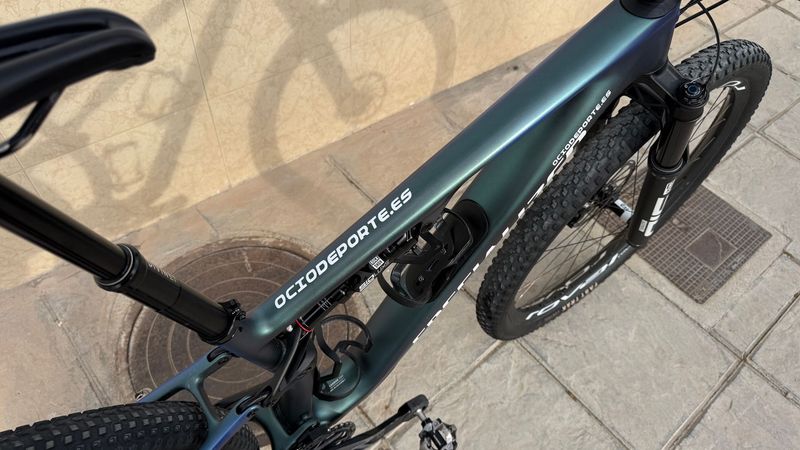 Used Specialized Epic 8 Pro 2025 2025 Mountainbike, Blue, 29 — image 21 of 38