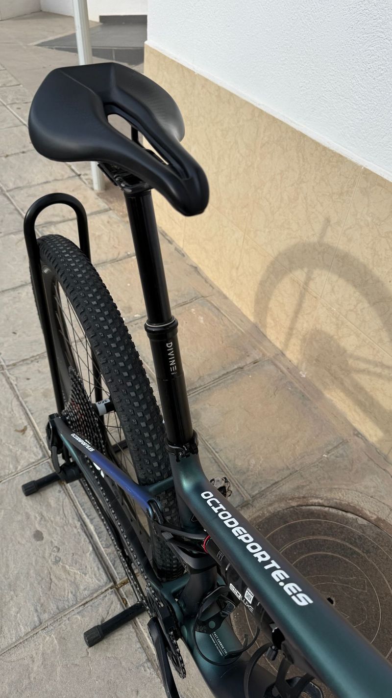 Used Specialized Epic 8 Pro 2025 2025 Mountainbike, Blue, 29 — image 14 of 38