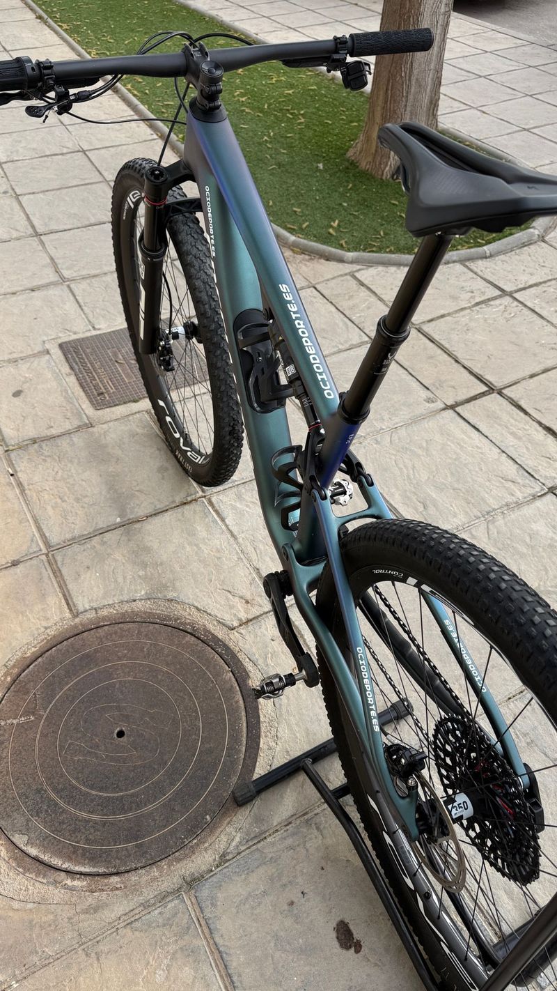 Used Specialized Epic 8 Pro 2025 2025 Mountainbike, Blue, 29 — image 29 of 38