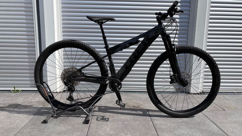 Used Trek E-Caliber 9.6 2022 2022 Mountainbike — image 1 of 8