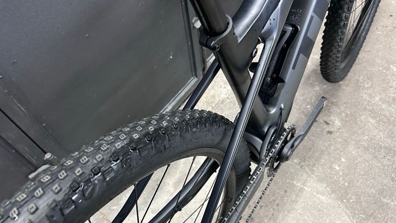 Trek E-Caliber 9.6 2022 2022 Mountainbike usato, Nero — immagine 11 di 21