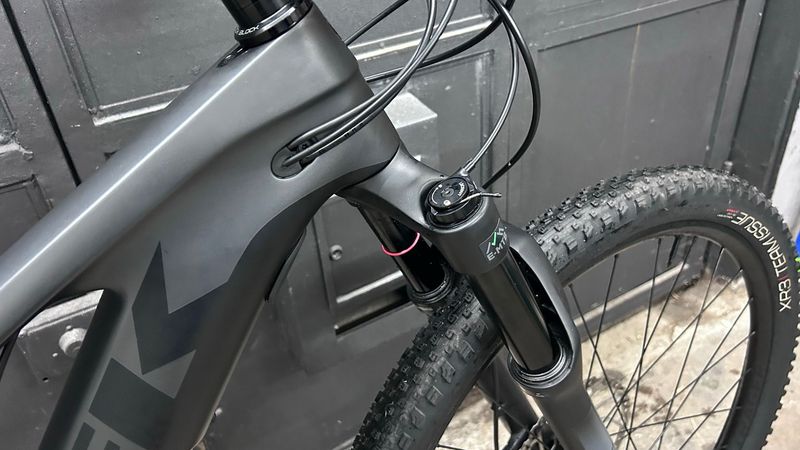 Trek E-Caliber 9.6 2022 2022 Mountainbike usato, Nero — immagine 7 di 21