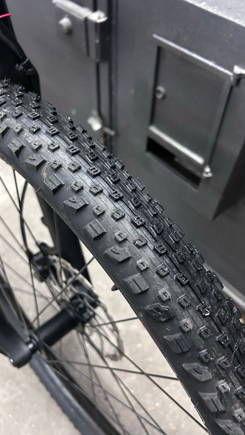 Trek E-Caliber 9.6 2022 2022 Mountainbike usato, Nero — immagine 10 di 21