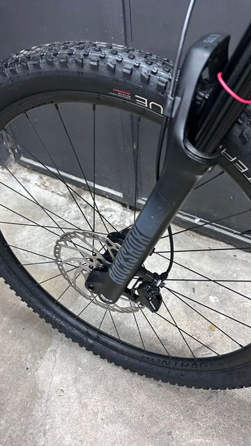 Trek E-Caliber 9.6 2022 2022 Mountainbike usato, Nero — immagine 19 di 21