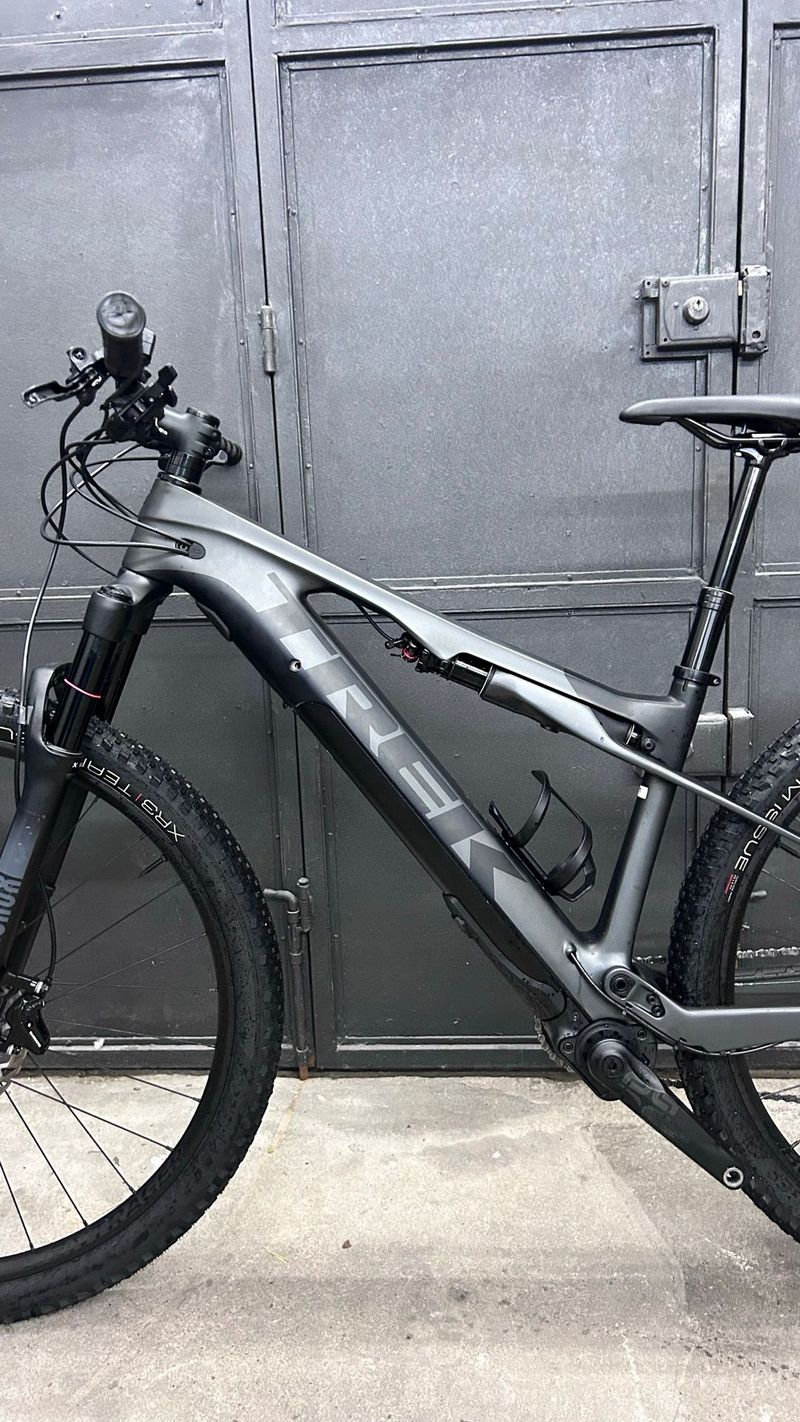 Trek E-Caliber 9.6 2022 2022 Mountainbike usato, Nero — immagine 2 di 21