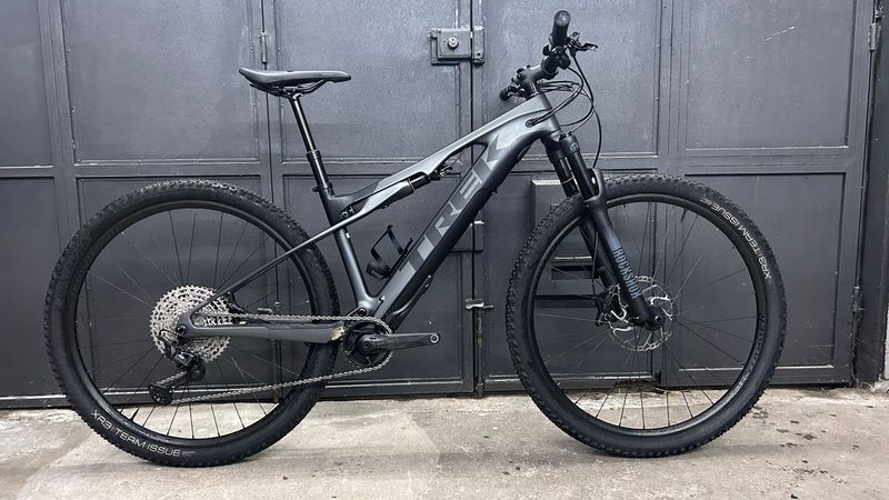 Trek E-Caliber 9.6 2022 2022 Mountainbike usato, Nero — immagine 1 di 21