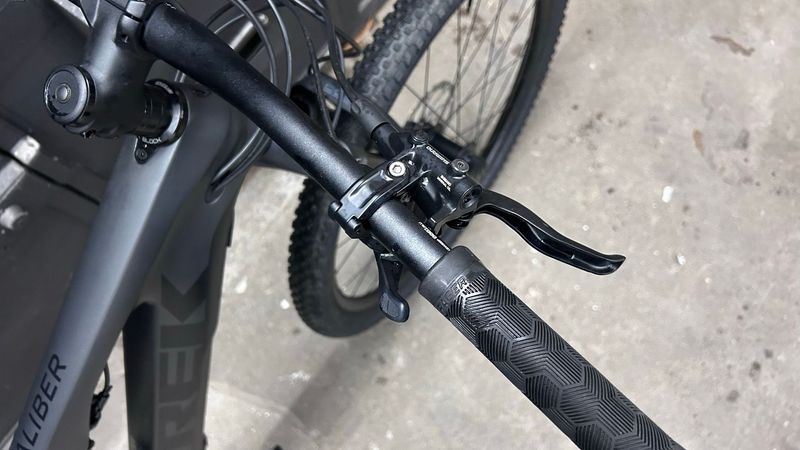 Trek E-Caliber 9.6 2022 2022 Mountainbike usato, Nero — immagine 8 di 21