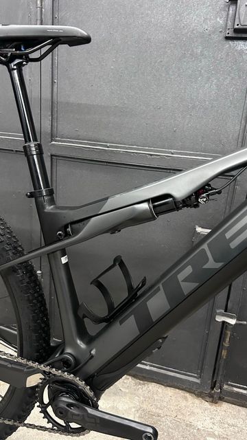 Trek E-Caliber 9.6 2022 2022 Mountainbike usato, Nero — immagine 5 di 21