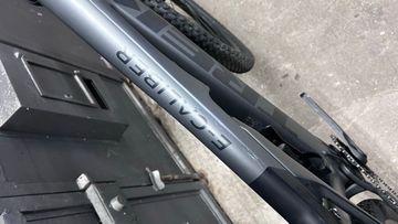 Trek E-Caliber 9.6 2022 2022 Mountainbike usato, Nero — immagine 14 di 21