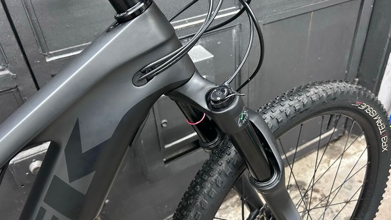 Trek E-Caliber 9.6 2022 2022 Mountainbike usato, Nero — immagine 6 di 21